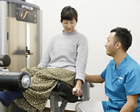 産後の骨盤矯正 治療の様子